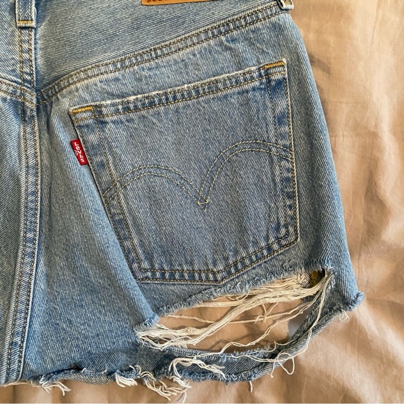 Distressed Levi’s 501 denim shorts. Size 26 - Picture 4 of 6